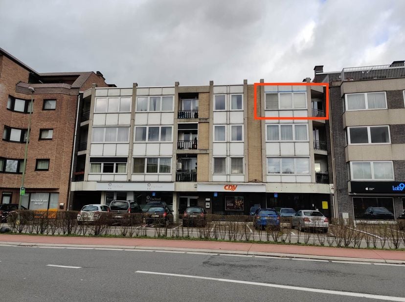 Un très bel appartement de 3 chambres récemment rénové situé au Grote Baan 25 à Kuringen. L&#039;appartement est situé au dernier étage (3ème étage) et grâ